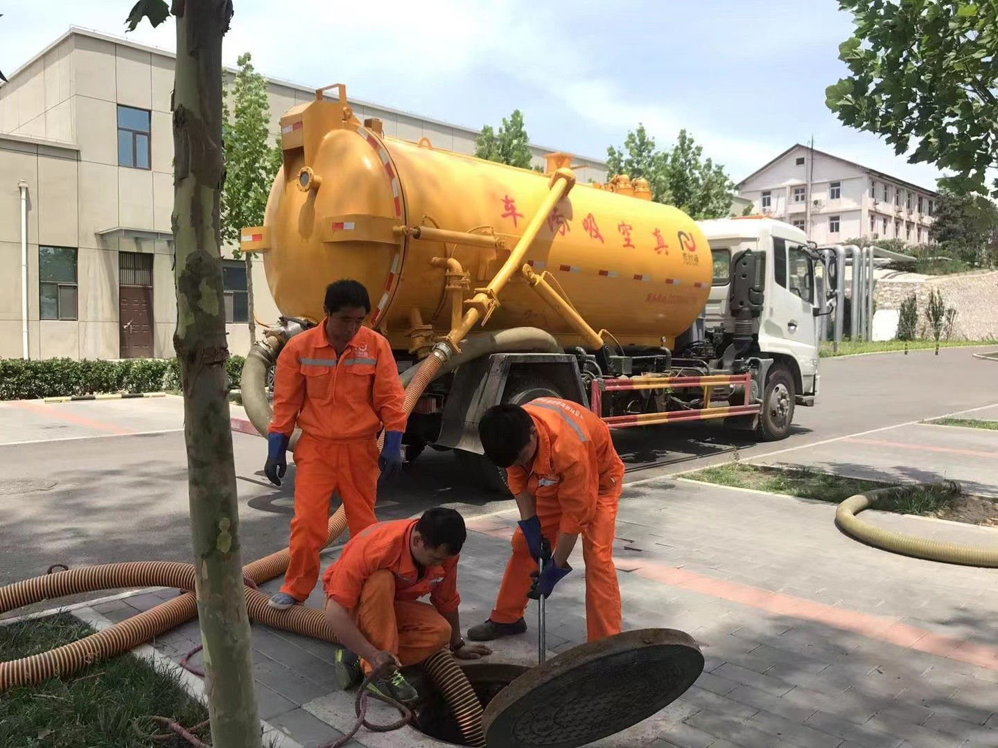 桓仁管道疏通车停在窨井附近