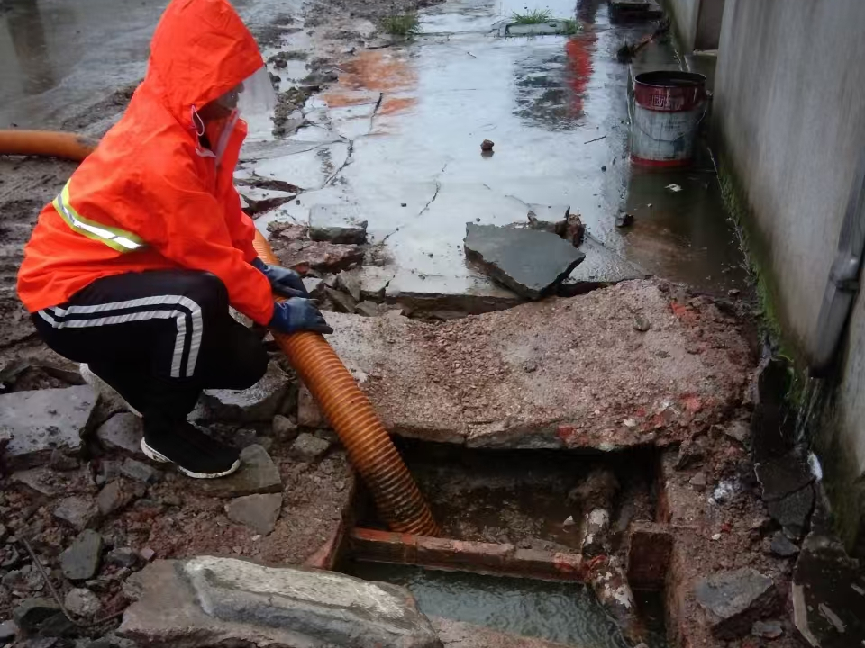 桓仁专业清理污水池 炜誉市政以规范流程守护城市 “肠道”