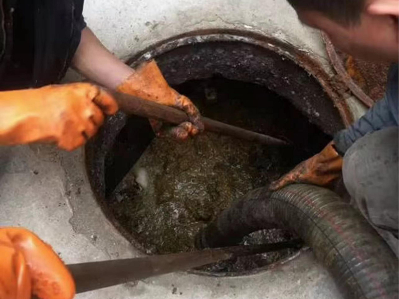 桓仁清理化粪池时如何避免沼气的危害?